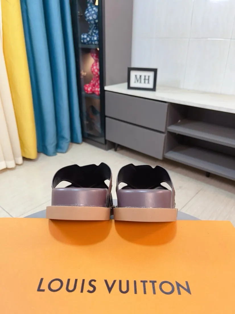 Men's shoes💰300🌹🌹【LV】Multi-color new men's slippers, original top quality version, original special cowhide ostrich embossed➕sheepskin on the inside and sides, non-slip combined sole, more stable walking, more comfortable and lightweight, high-end and generous, size: 38~44